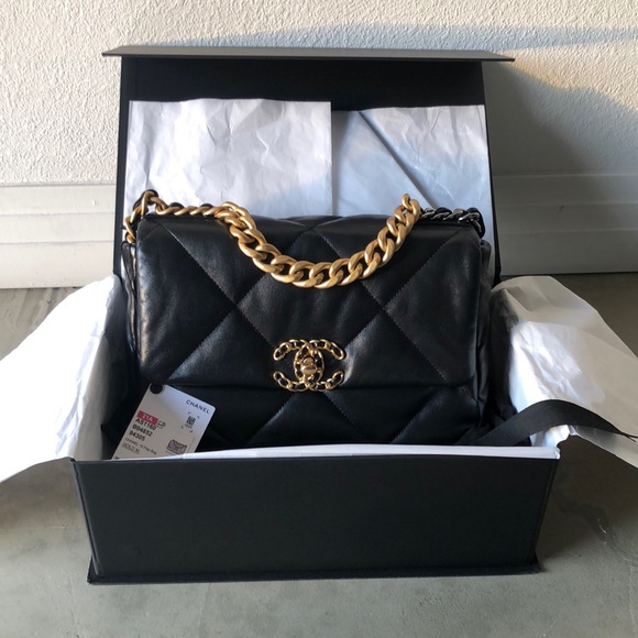 ❤️ Traded ❤️CHANEL 19 Small Flap Bag - Picture 2 of 16